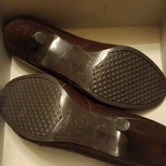 Aerosoles Brown Suede and Leather Heels - Picture 8 of 12